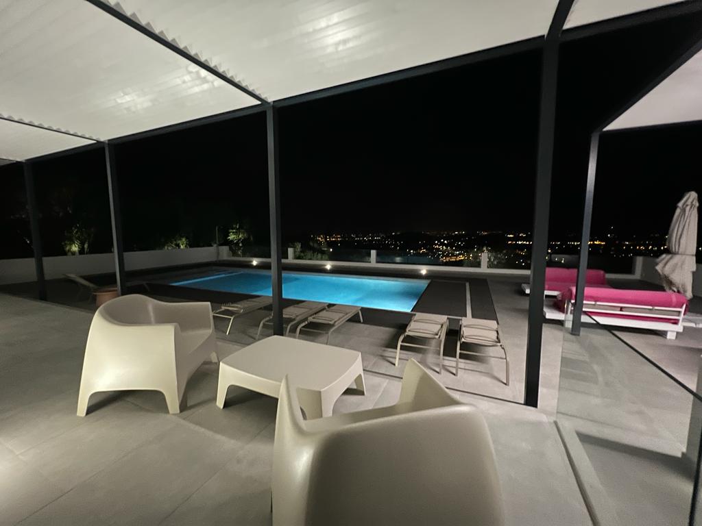 Holidays in Algarve - Portugal - Luxurious private family villa with heated swimming pool and outdoor barbecue, beautiful views with a rooftop for the sunset