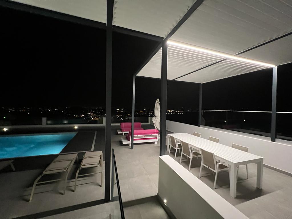 Holidays in Algarve - Portugal - Luxurious private family villa with heated swimming pool and outdoor barbecue, beautiful views with a rooftop for the sunset