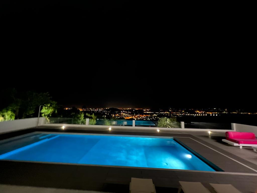 Holidays in Algarve - Portugal - Luxurious private family villa with heated swimming pool and outdoor barbecue, beautiful views with a rooftop for the sunset