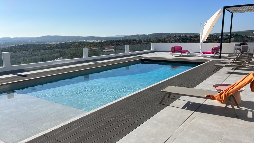 Holidays in Algarve - Portugal - Luxurious private family villa with heated swimming pool and outdoor barbecue, beautiful views with a rooftop for the sunset