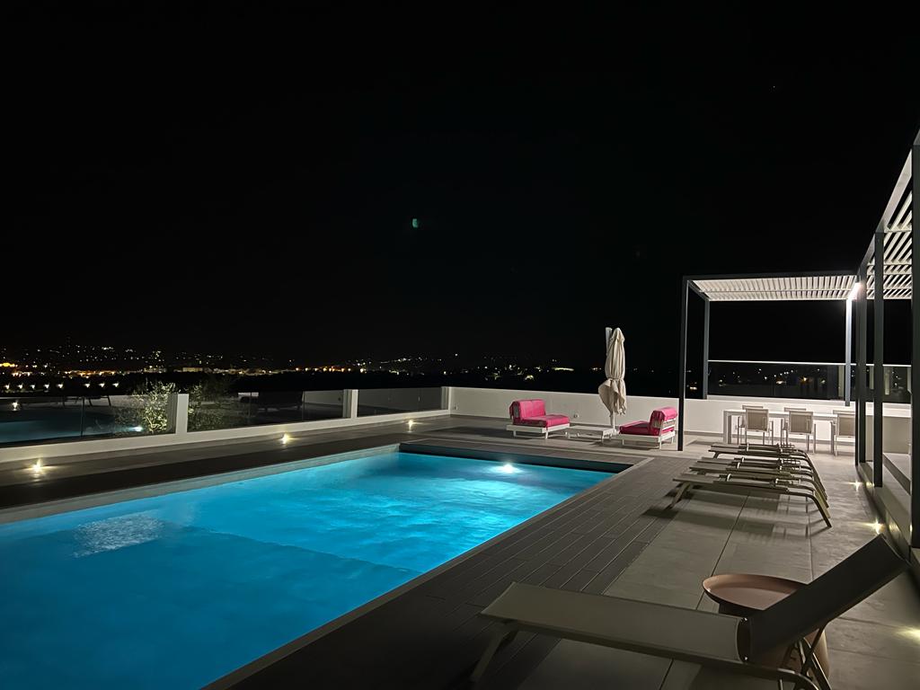 Holidays in Algarve - Portugal - Luxurious private family villa with heated swimming pool and outdoor barbecue, beautiful views with a rooftop for the sunset