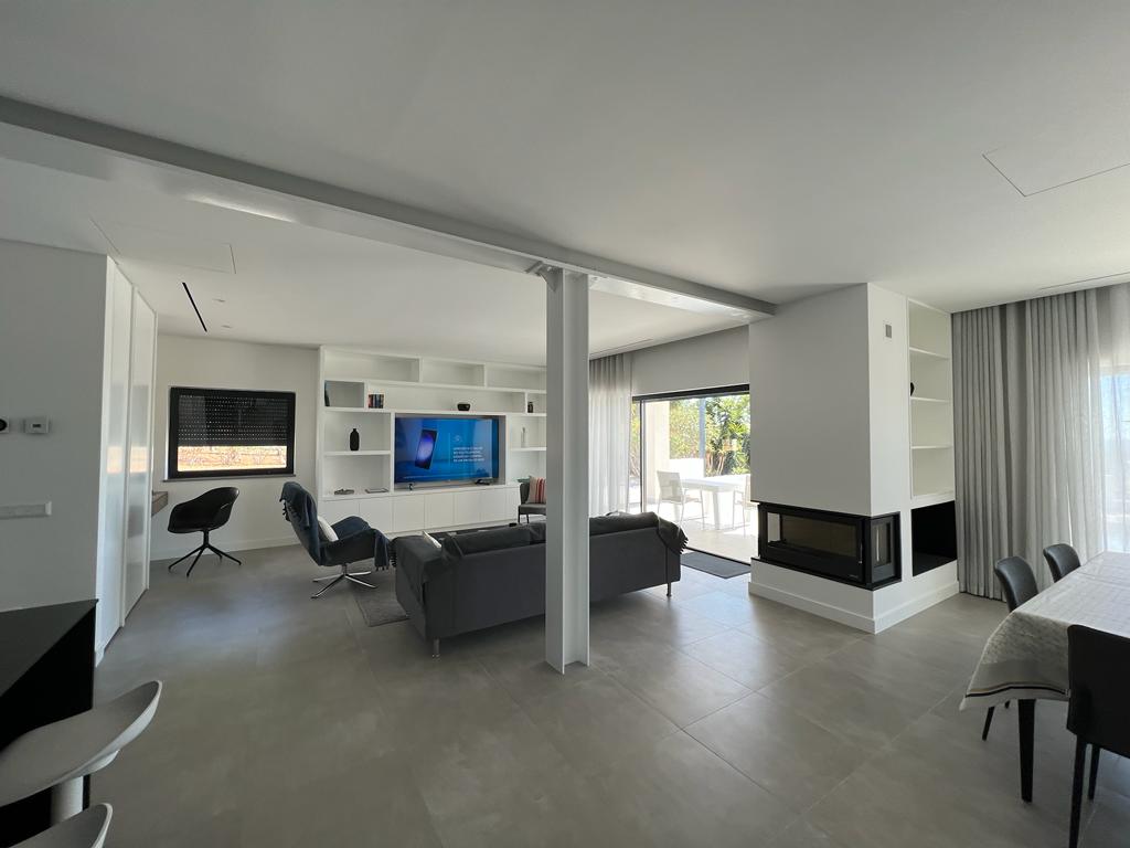 Holidays in Algarve - Portugal - Luxurious private family villa with heated swimming pool and outdoor barbecue, beautiful views with a rooftop for the sunset