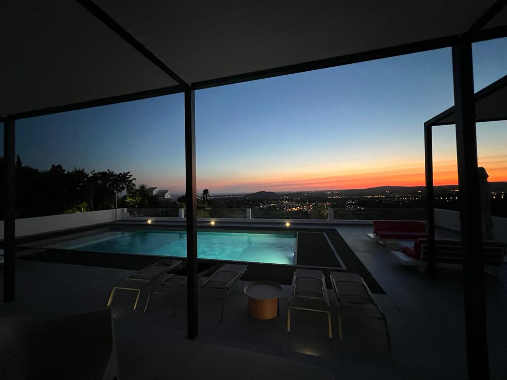 Holidays in Algarve - Portugal - Luxurious private family villa with heated swimming pool and outdoor barbecue, beautiful views with a rooftop for the sunset