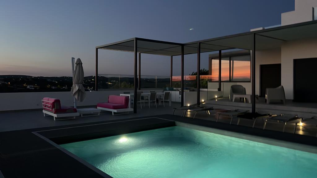 Holidays in Algarve - Portugal - Luxurious private family villa with heated swimming pool and outdoor barbecue, beautiful views with a rooftop for the sunset