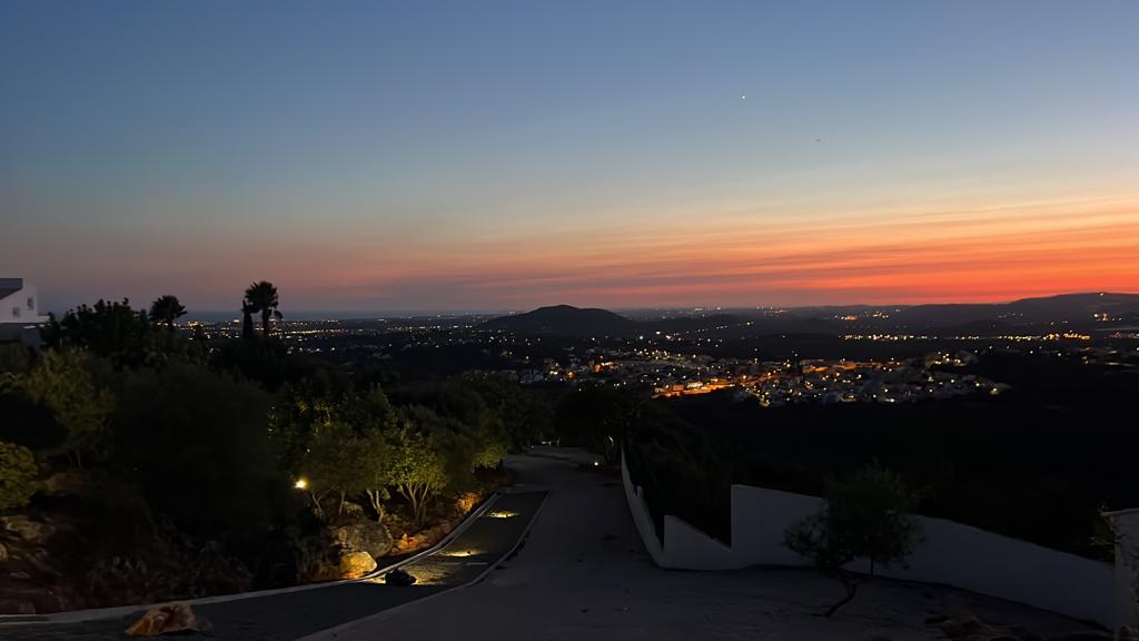 Holidays in Algarve - Portugal - Luxurious private family villa with heated swimming pool and outdoor barbecue, beautiful views with a rooftop for the sunset
