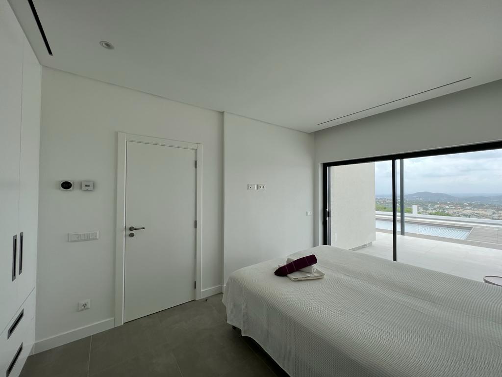 Holidays in Algarve - Portugal - Luxurious private family villa with heated swimming pool and outdoor barbecue, beautiful views with a rooftop for the sunset