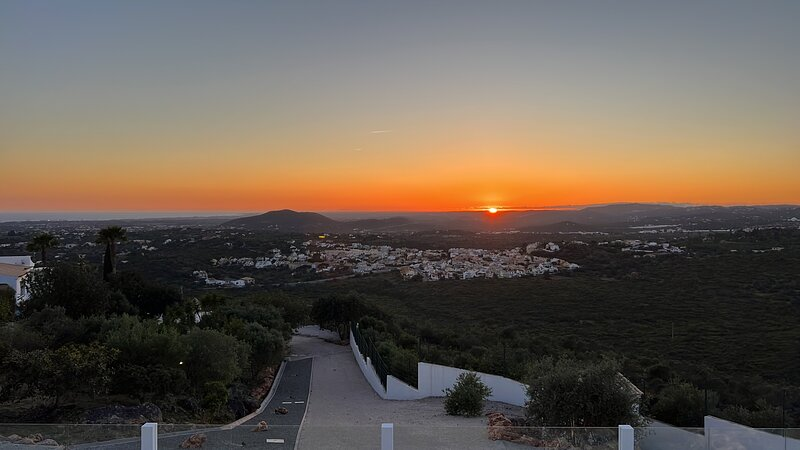 Holidays in Algarve - Portugal - Luxurious private family villa with heated swimming pool and outdoor barbecue, beautiful views with a rooftop for the sunset