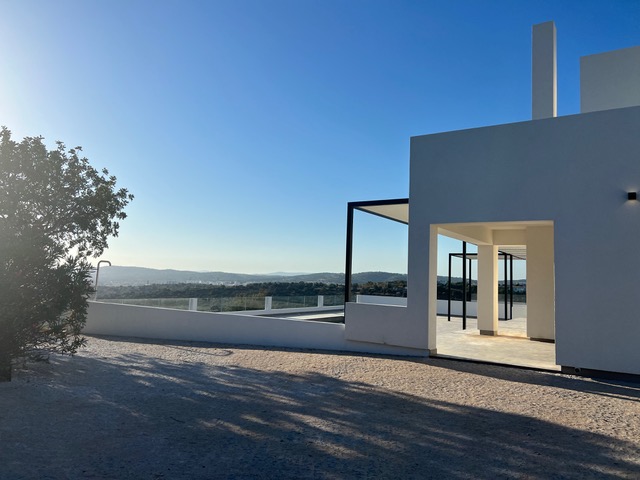 Holidays in Algarve - Portugal - Luxurious private family villa with heated swimming pool and outdoor barbecue, beautiful views with a rooftop for the sunset