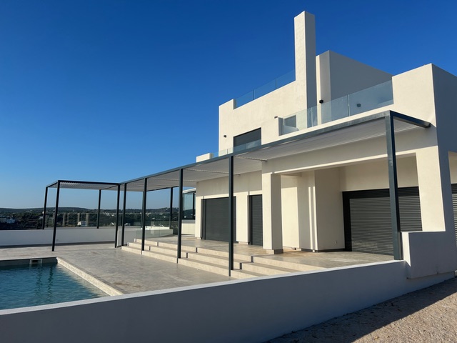 Holidays in Algarve - Portugal - Luxurious private family villa with heated swimming pool and outdoor barbecue, beautiful views with a rooftop for the sunset