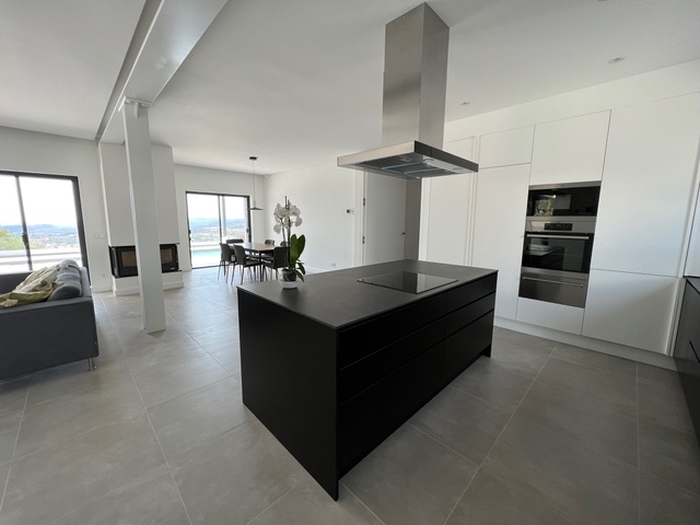Holidays in Algarve - Portugal - Luxurious private family villa with heated swimming pool and outdoor barbecue, beautiful views with a rooftop for the sunset