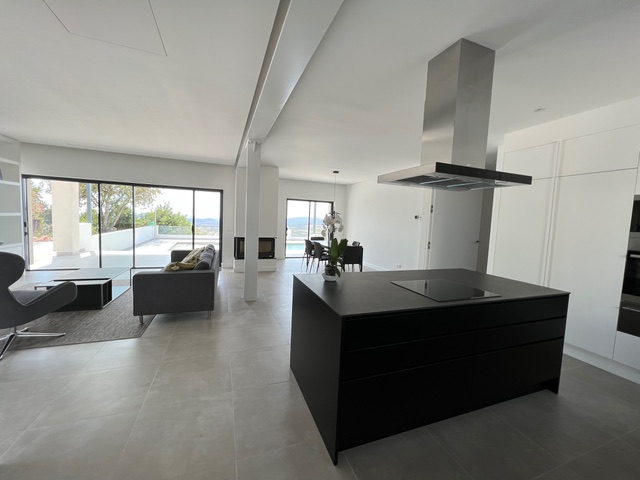 Holidays in Algarve - Portugal - Luxurious private family villa with heated swimming pool and outdoor barbecue, beautiful views with a rooftop for the sunset