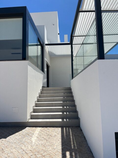 Holidays in Algarve - Portugal - Luxurious private family villa with heated swimming pool and outdoor barbecue, beautiful views with a rooftop for the sunset
