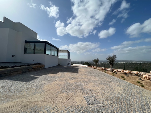 Holidays in Algarve - Portugal - Luxurious private family villa with heated swimming pool and outdoor barbecue, beautiful views with a rooftop for the sunset