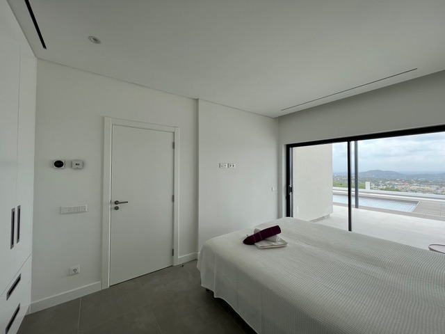 Holidays in Algarve - Portugal - Luxurious private family villa with heated swimming pool and outdoor barbecue, beautiful views with a rooftop for the sunset