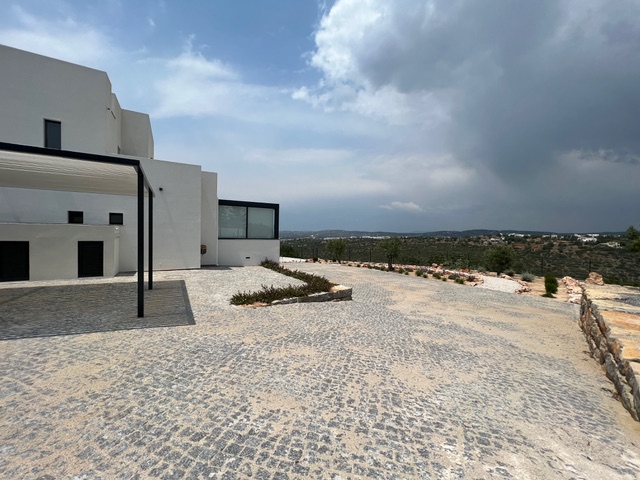 Holidays in Algarve - Portugal - Luxurious private family villa with heated swimming pool and outdoor barbecue, beautiful views with a rooftop for the sunset