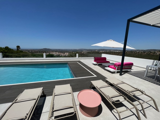 Holidays in Algarve - Portugal - Luxurious private family villa with heated swimming pool and outdoor barbecue, beautiful views with a rooftop for the sunset