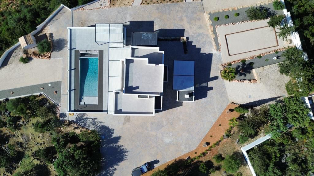 Holidays in Algarve - Portugal - Luxurious private family villa with heated swimming pool and outdoor barbecue, beautiful views with a rooftop for the sunset