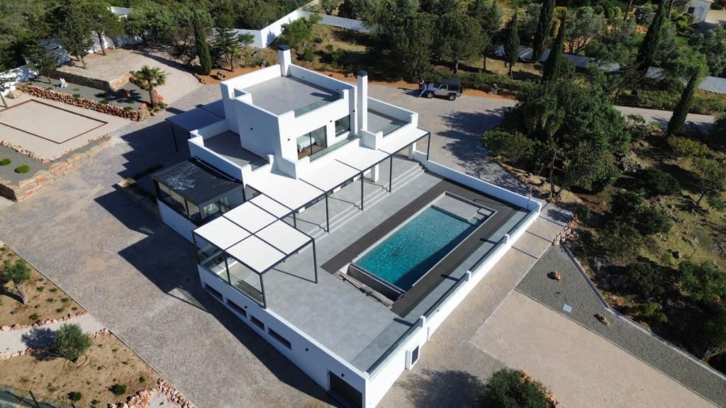 Holidays in Algarve - Portugal - Luxurious private family villa with heated swimming pool and outdoor barbecue, beautiful views with a rooftop for the sunset