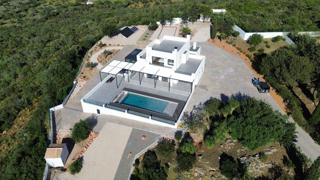 Holidays in Algarve - Portugal - Luxurious private family villa with heated swimming pool and outdoor barbecue, beautiful views with a rooftop for the sunset